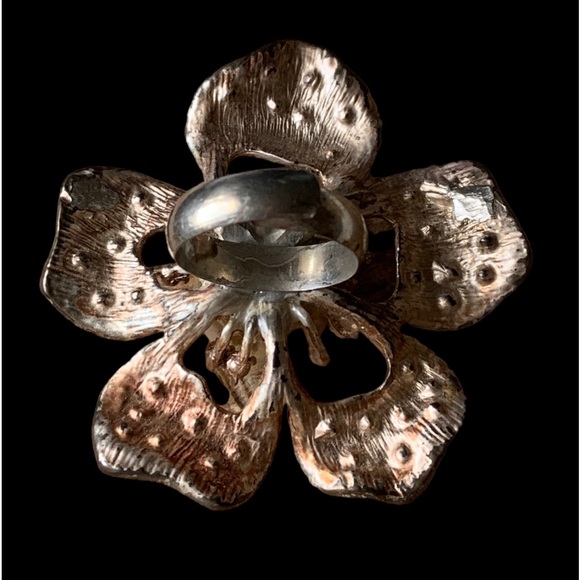 Vintage Large Metal Flower Ring Iridescent Crystals Faux Pearl Center Jewelry - Picture 7 of 11
